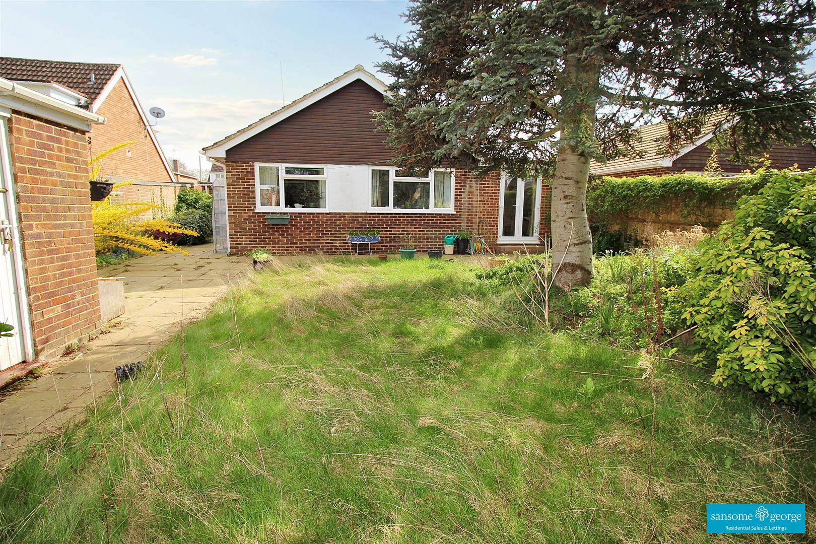 3 bed property in White Lodge Close, Reading